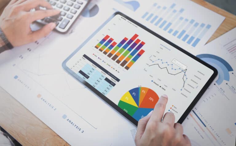 Mann mit Tablet und SAP Fiori App Entwicklung
