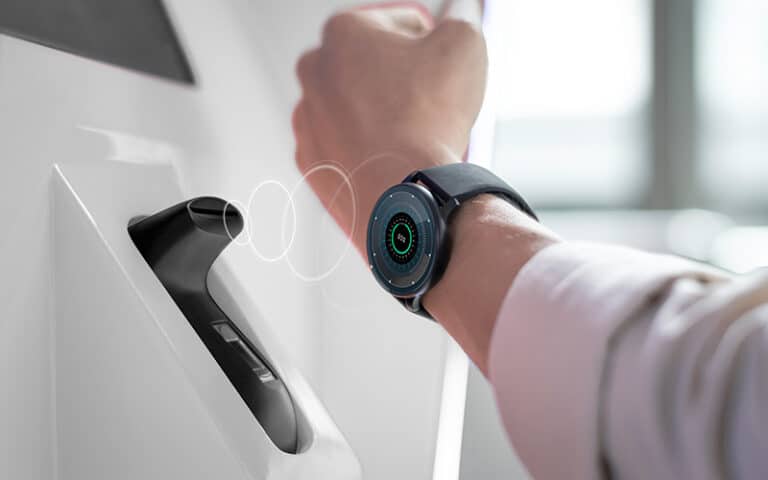 Mann mit Smartwatch und Software zur Zeiterfassung per RFID