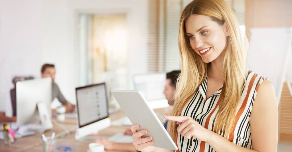 Personaleinsatzplanung Software - Frau mit Smartphone