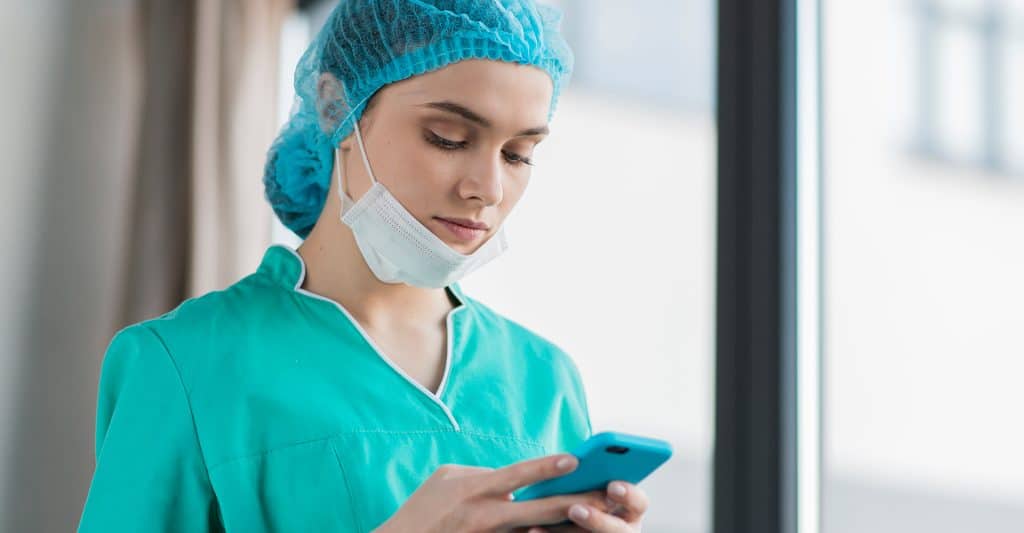 Personaleinsatzplanung Pflege Software - Krankenschwester mit Smartphone